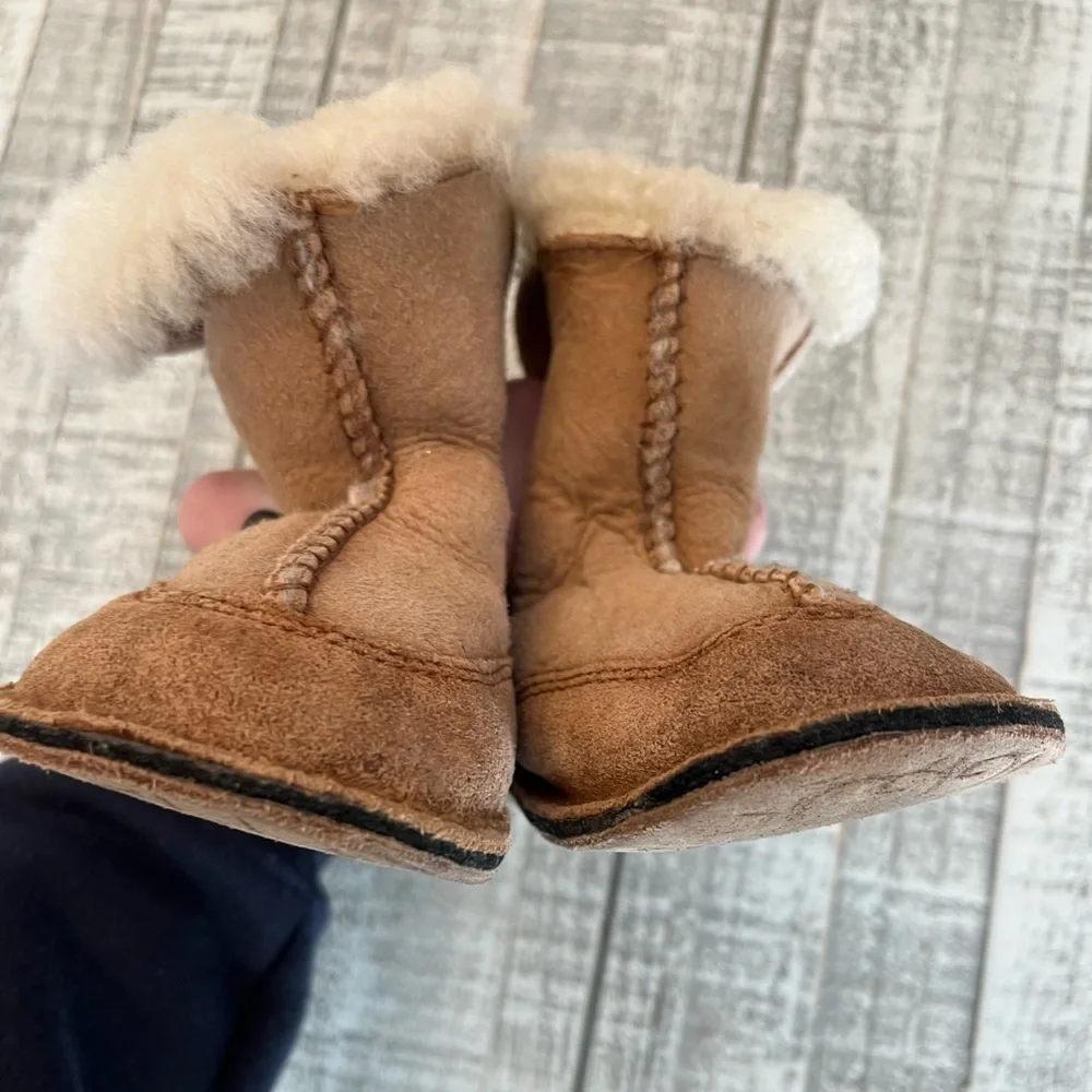 UGG Australia Toddler Boots size: Medium